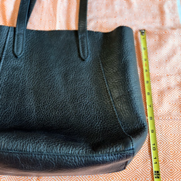 Elegant Black Leather Tote Bag - Picture 6 of 9